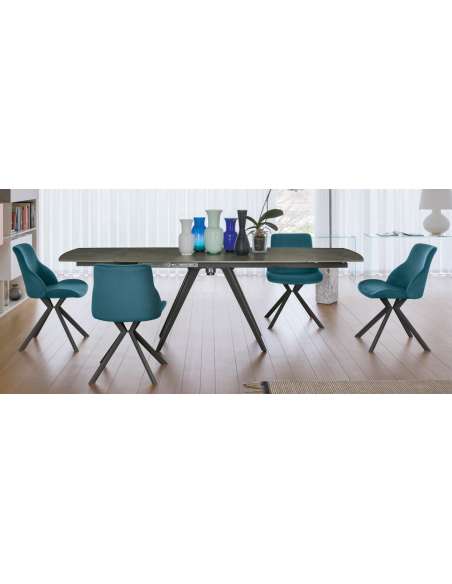 Tavolo allungabile con basamento in metallo Grafite
0122 e top girevole in gres porcellanato effetto
marmo Fiordibosco 3822.