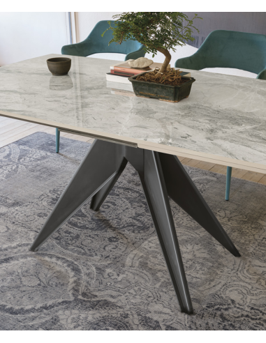 Tavolo allungabile con basamento in metallo Grafite 0122 e piano in gres porcellanato effetto marmo Arabescato 3818.
