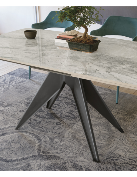 Tavolo allungabile con basamento in metallo Grafite 0122 e piano in gres porcellanato effetto marmo Arabescato 3818.
