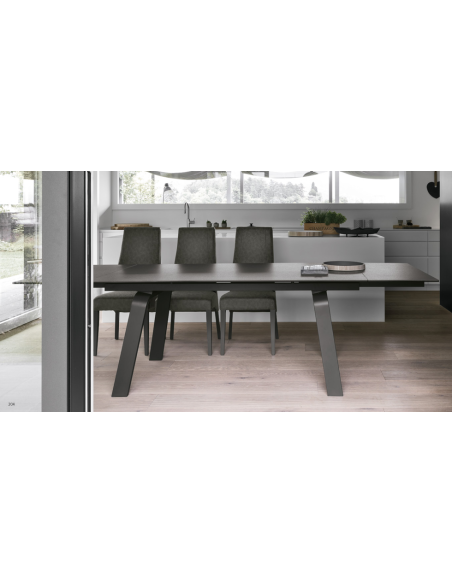 Tavolo allungabile con gamba in metallo verniciato Grafite 0122. Piano ed allunghe laterali in gres porcellanato Grafite 3521.